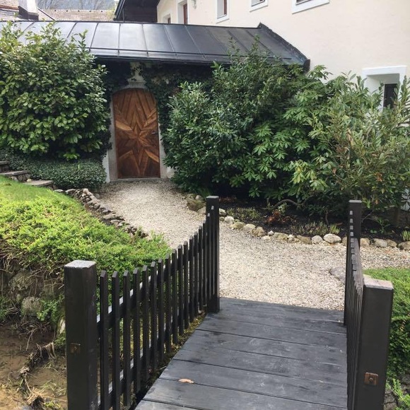 Meet your Posher, Lydia - Picture 1 of 1